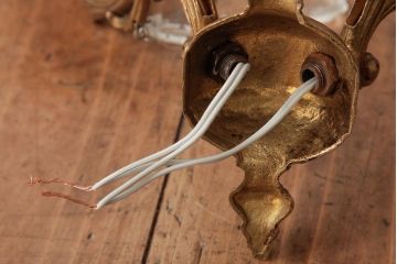 ヴィンテージ照明　フランスビンテージ　真鍮製　凝った装飾が優美な印象を与える2灯タイプのウォールランプ(壁付けシャンデリア、壁掛け照明)(R-038300)