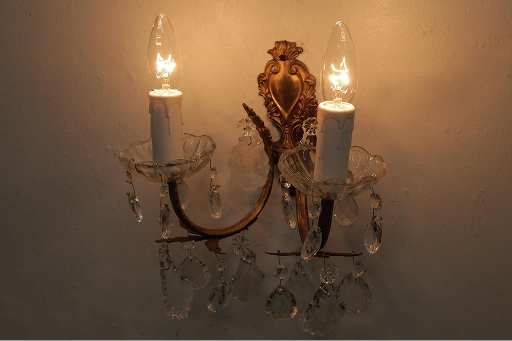 ヴィンテージ照明　フランスビンテージ　青銅製　ガラスドロップが可愛らしいウォールランプ(壁付けシャンデリア、壁掛け照明)(R-038301)