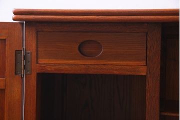 新古品　民芸家具　ニレ無垢材　5尺　重厚感と上品さを醸し出す水屋箪笥(収納棚、キャビネット、下駄箱)(R-038306)