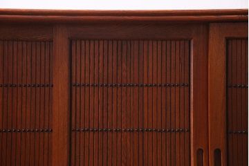 新古品　民芸家具　ニレ無垢材　5尺　重厚感と上品さを醸し出す水屋箪笥(収納棚、キャビネット、下駄箱)(R-038306)