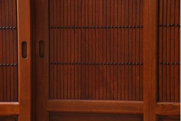 新古品　民芸家具　ニレ無垢材　5尺　重厚感と上品さを醸し出す水屋箪笥(収納棚、キャビネット、下駄箱)(R-038306)