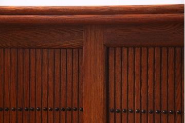 新古品　民芸家具　ニレ無垢材　5尺　重厚感と上品さを醸し出す水屋箪笥(収納棚、キャビネット、下駄箱)(R-038306)