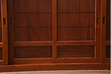 新古品　民芸家具　ニレ無垢材　5尺　重厚感と上品さを醸し出す水屋箪笥(収納棚、キャビネット、下駄箱)(R-038306)