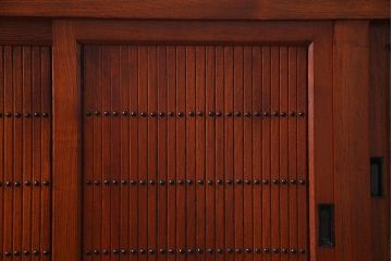 新古品　民芸家具　ニレ無垢材　上品な雰囲気漂う水屋箪笥(収納棚、和箪笥、キャビネット)(R-038310)