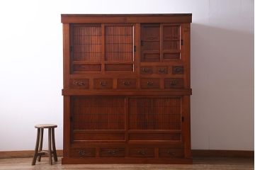 新古品　民芸家具　ニレ無垢材　上品な雰囲気漂う水屋箪笥(収納棚、和箪笥、キャビネット)(R-038310)