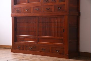 新古品　民芸家具　ニレ無垢材　上品な雰囲気漂う水屋箪笥(収納棚、和箪笥、キャビネット)(R-038310)