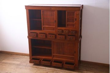 新古品　民芸家具　ニレ無垢材　上品な雰囲気漂う水屋箪笥(収納棚、和箪笥、キャビネット)(R-038310)