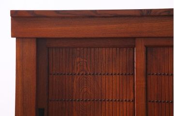 新古品　民芸家具　ニレ無垢材　上品な雰囲気漂う水屋箪笥(収納棚、和箪笥、キャビネット)(R-038310)