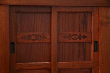 新古品　民芸家具　ニレ無垢材　上品な雰囲気漂う水屋箪笥(収納棚、和箪笥、キャビネット)(R-038310)