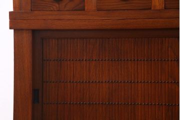 新古品　民芸家具　ニレ無垢材　上品な雰囲気漂う水屋箪笥(収納棚、和箪笥、キャビネット)(R-038310)