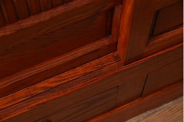 新古品　民芸家具　ニレ無垢材　上品な雰囲気漂う水屋箪笥(収納棚、和箪笥、キャビネット)(R-038310)