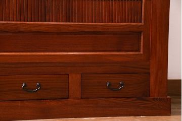 新古品　民芸家具　ニレ無垢材　上品な雰囲気漂う水屋箪笥(収納棚、和箪笥、キャビネット)(R-038310)