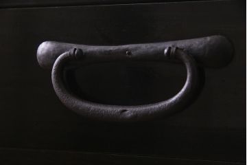 アンティーク家具　大正昭和初期　和製アンティーク　脚付きリメイク　丸金具が渋さを引き立たせる松本衣装箪笥(時代箪笥、チェスト、引き出し)(R-038311)