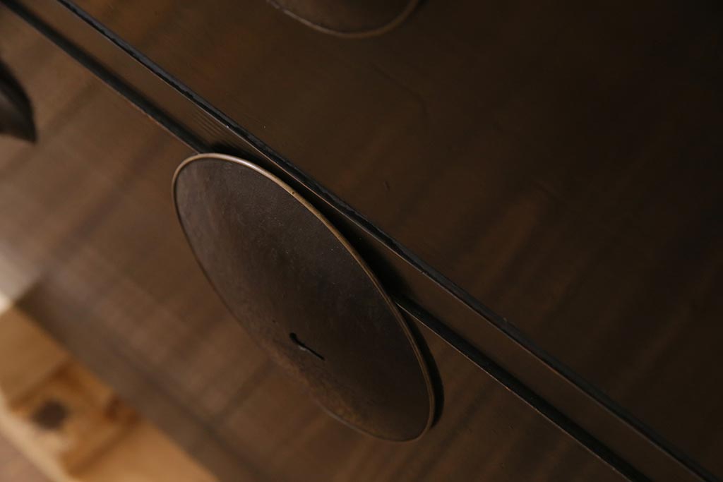 アンティーク家具　大正昭和初期　和製アンティーク　脚付きリメイク　丸金具が渋さを引き立たせる松本衣装箪笥(時代箪笥、チェスト、引き出し)(R-038311)