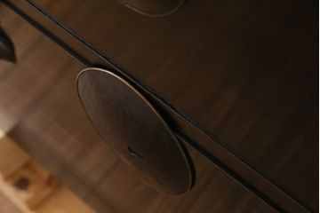 アンティーク家具　大正昭和初期　和製アンティーク　脚付きリメイク　丸金具が渋さを引き立たせる松本衣装箪笥(時代箪笥、チェスト、引き出し)(R-038311)