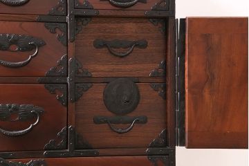 アンティーク家具　美品!　前面ケヤキ材　閂付き　特注金具　上手物の仙台車箪笥(仙台箪笥、時代箪笥)(R-038317)