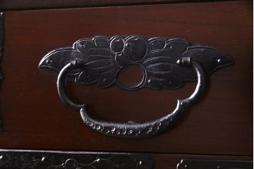 アンティーク家具　美品!　前面ケヤキ材　閂付き　特注金具　上手物の仙台車箪笥(仙台箪笥、時代箪笥)(R-038317)