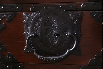 アンティーク家具　美品!　前面ケヤキ材　閂付き　特注金具　上手物の仙台車箪笥(仙台箪笥、時代箪笥)(R-038317)