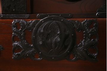 アンティーク家具　美品!　前面ケヤキ材　閂付き　特注金具　上手物の仙台車箪笥(仙台箪笥、時代箪笥)(R-038317)