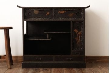 中古　工芸家具　漆・変わり塗り　螺鈿(らでん)　魅惑的な雰囲気を放つ茶棚(飾り棚、戸棚)(R-038318)
