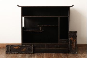 中古　工芸家具　漆・変わり塗り　螺鈿(らでん)　魅惑的な雰囲気を放つ茶棚(飾り棚、戸棚)(R-038318)
