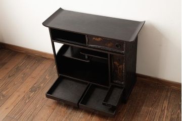 中古　工芸家具　漆・変わり塗り　螺鈿(らでん)　魅惑的な雰囲気を放つ茶棚(飾り棚、戸棚)(R-038318)