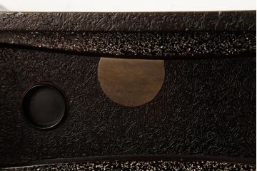 中古　工芸家具　漆・変わり塗り　螺鈿(らでん)　魅惑的な雰囲気を放つ茶棚(飾り棚、戸棚)(R-038318)