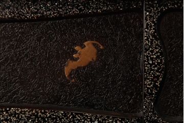 中古　工芸家具　漆・変わり塗り　螺鈿(らでん)　魅惑的な雰囲気を放つ茶棚(飾り棚、戸棚)(R-038318)