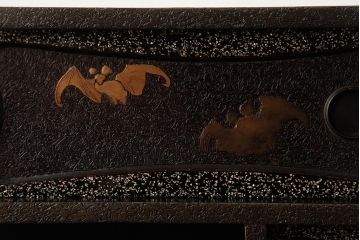 中古　工芸家具　漆・変わり塗り　螺鈿(らでん)　魅惑的な雰囲気を放つ茶棚(飾り棚、戸棚)(R-038318)