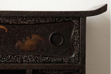 中古　工芸家具　漆・変わり塗り　螺鈿(らでん)　魅惑的な雰囲気を放つ茶棚(飾り棚、戸棚)(R-038318)