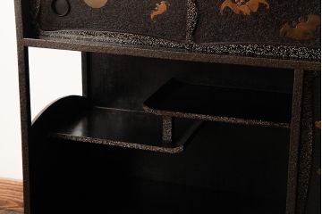 中古　工芸家具　漆・変わり塗り　螺鈿(らでん)　魅惑的な雰囲気を放つ茶棚(飾り棚、戸棚)(R-038318)