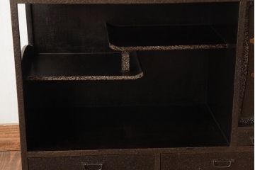 中古　工芸家具　漆・変わり塗り　螺鈿(らでん)　魅惑的な雰囲気を放つ茶棚(飾り棚、戸棚)(R-038318)
