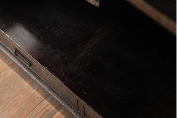 中古　工芸家具　漆・変わり塗り　螺鈿(らでん)　魅惑的な雰囲気を放つ茶棚(飾り棚、戸棚)(R-038318)