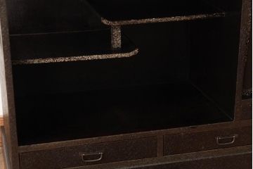 中古　工芸家具　漆・変わり塗り　螺鈿(らでん)　魅惑的な雰囲気を放つ茶棚(飾り棚、戸棚)(R-038318)