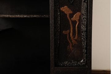 中古　工芸家具　漆・変わり塗り　螺鈿(らでん)　魅惑的な雰囲気を放つ茶棚(飾り棚、戸棚)(R-038318)