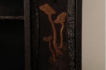 中古　工芸家具　漆・変わり塗り　螺鈿(らでん)　魅惑的な雰囲気を放つ茶棚(飾り棚、戸棚)(R-038318)
