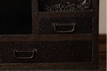 中古　工芸家具　漆・変わり塗り　螺鈿(らでん)　魅惑的な雰囲気を放つ茶棚(飾り棚、戸棚)(R-038318)