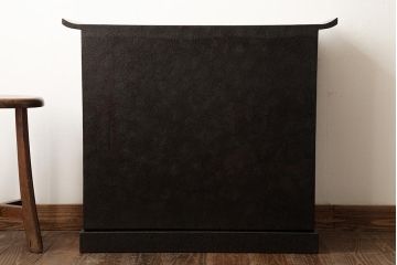 中古　工芸家具　漆・変わり塗り　螺鈿(らでん)　魅惑的な雰囲気を放つ茶棚(飾り棚、戸棚)(R-038318)