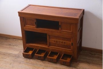 新古品　民芸家具　ニレ無垢材　上品な和の雰囲気を醸し出す水屋箪笥・上(サイドボード、戸棚)(R-038326)