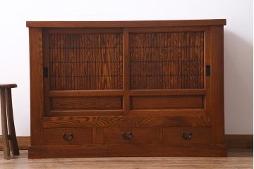 新古品　民芸家具　ニレ無垢材　上品な和の雰囲気を醸し出す水屋箪笥・下(サイドボード、戸棚)(R-038327)