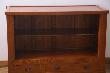 新古品　民芸家具　ニレ無垢材　上品な和の雰囲気を醸し出す水屋箪笥・下(サイドボード、戸棚)(R-038327)