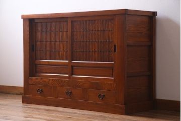 新古品　民芸家具　ニレ無垢材　上品な和の雰囲気を醸し出す水屋箪笥・下(サイドボード、戸棚)(R-038327)