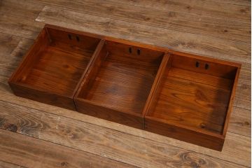 新古品　民芸家具　ニレ無垢材　上品な和の雰囲気を醸し出す水屋箪笥・下(サイドボード、戸棚)(R-038327)