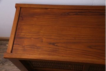 新古品　民芸家具　ニレ無垢材　上品な和の雰囲気を醸し出す水屋箪笥・下(サイドボード、戸棚)(R-038327)