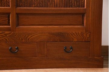 新古品　民芸家具　ニレ無垢材　上品な和の雰囲気を醸し出す水屋箪笥・下(サイドボード、戸棚)(R-038327)