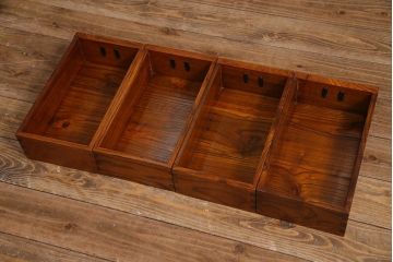 新古品　民芸家具　ニレ無垢材　上品な和の雰囲気を醸し出す重ね水屋箪笥(収納棚、戸棚)(R-038328)