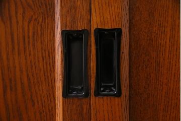 新古品　民芸家具　ニレ無垢材　上品な和の雰囲気を醸し出す重ね水屋箪笥(収納棚、戸棚)(R-038328)