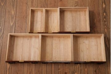 中古　仙台箪笥　門間箪笥店(門間屋)　ケヤキ材　木地呂塗 牡丹をあしらった金具が美しい小箪笥 (収納棚、引き出し)(R-038329)