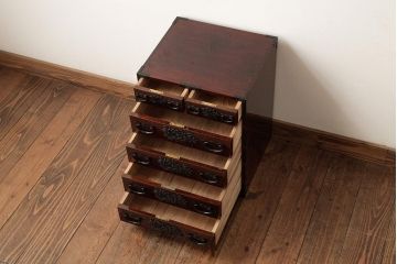中古　仙台箪笥　門間箪笥店(門間屋)　ケヤキ材　木地呂塗 牡丹をあしらった金具が美しい小箪笥 (収納棚、引き出し)(R-038329)