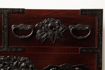 中古　仙台箪笥　門間箪笥店(門間屋)　ケヤキ材　木地呂塗 牡丹をあしらった金具が美しい小箪笥 (収納棚、引き出し)(R-038329)